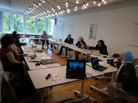 Gruppenfoto im Tagungsraum seitlich